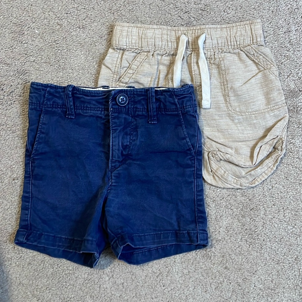 2-pack gap shorts. Linen short and blue khaki. Size 12-18mo